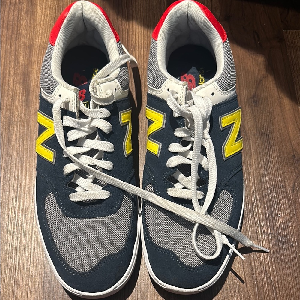 New Balance Gray and Yellow Sneakers with Retro Design and Comfortable Padding